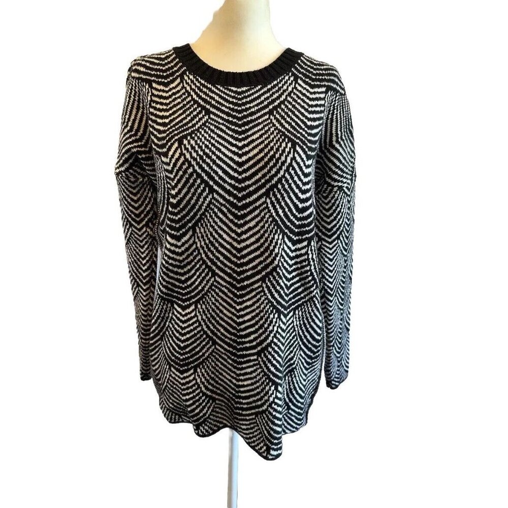 BCBGeneration Black/White‎ Elegant Sweater Sz Small Scallop Winter Date Night